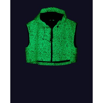 Eine leuchtend grüne Haustierweste mit Kapuze, die ein gepunktetes Muster aufweist, vor einem dunklen Hintergrund präsentiert.