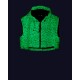 Eine leuchtend grüne Haustierweste mit Kapuze, die ein gepunktetes Muster aufweist, vor einem dunklen Hintergrund präsentiert.