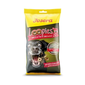 Eine gelbe und schwarze Tüte Josera Loopies Hundesnacks, beschriftet mit "SNACK mit Rind," mit einem schwarzen Hund mit offenem Mund.