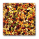 Bunte Mischung aus Tierfutter mit verschiedenen Formen und Größen, einschließlich orangefarbener, grüner, roter und gelber Stücke, die Früchten und Pellets ähneln.