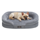 Ein entspannter Französischer Bulldogge schläft auf einem weichen, grauen Haustierbett mit erhöhten Kanten, das ein Logo mit der Aufschrift "feandrea" trägt.