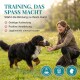 Ein weißer Hund steht auf Gras neben einer braunen Haustierprodukt-Tasche, mit Text auf Deutsch, der besagt: "Für alle Rassen geeignet durch ideale Größe."