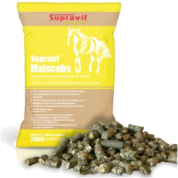 Gelb-beige 20kg Sack Supravit Maiscobs Pferdefutter mit verschütteten Pellets davor, gekennzeichnet als Maiskolbenkonzentrat und Ergänzungsfutter.