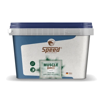 Blauer und weißer Behälter mit der Aufschrift "Speed Muscle Boost," ein getreidefreies Ergänzungsmittel für Pferde, mit einem Logo und dem Text "Made in Germany."