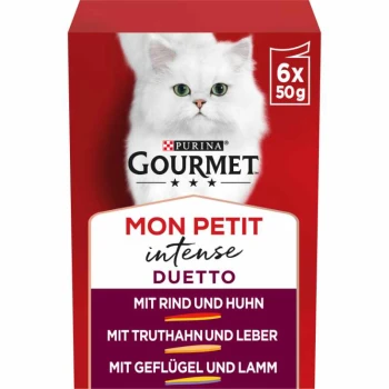 Opakowanie karmy dla kotów Purina Gourmet Mon Petit Intense Duetto z białym kotem, zawierające smaki wołowiny, kurczaka, indyka, wątróbki, drobiu i jagnięciny.