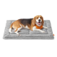 Beagle liegt auf einem grauen rechteckigen Haustierbett und trägt ein orangefarbenes Halstuch mit dem Text „Rescue Dog“.