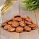 Ein Haufen runder, kaubarer Haustierleckerlis auf einer Holzoberfläche, mit einem goldenen 'PREMIUM'-Label in der oberen linken Ecke.