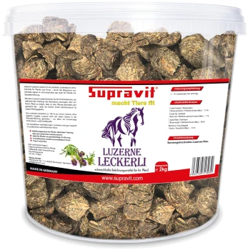 Plastikbehälter mit Supravit Luzerne Leckerli 2kg Pferdeleckerlis, hergestellt in Deutschland, mit Pferdelogo und Fütterungsinformationen.
