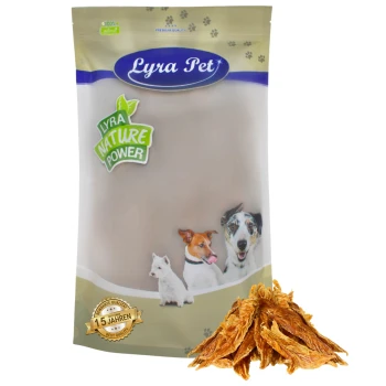 Eine Tüte Lyra Pet Hundeleckerlis mit einer Grafik von drei Hunden und den Etiketten "Lyra Nature Power" und "100% natürlich." Getrocknete Leckerlis vorne.