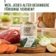 Dose REAVET+ Senior Menue mit Pferd Tierfutter auf einem Holzbrett mit rohem Fleisch, Süßkartoffelscheiben, Fenchel und Birne.