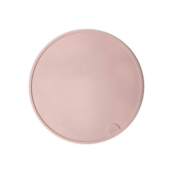 Eine runde, rosa Futtermatte für Haustiere mit einer glatten Oberfläche und einem kleinen geprägten Logo, das "LUCY BALU" liest.