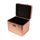 Eine roségoldene Haustieraufbewahrungsbox mit schwarzem Innenraum, ausgestattet mit Trennwänden und einem Logo, das "EQUIVA" liest. Der Deckel ist offen.