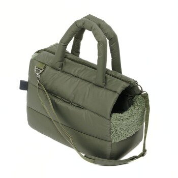 Olivgrüne gepolsterte Haustiertragetasche mit Griffen, Schultergurt und weichem Fleecefutter, beschriftet mit "PAW."