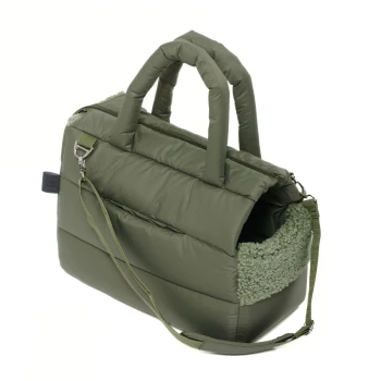 Olivgrüne gepolsterte Haustiertragetasche mit Griffen, Schultergurt und weichem Fleecefutter, beschriftet mit "PAW."