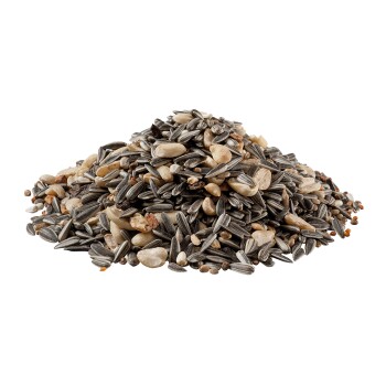 Eine Nahaufnahme eines Haufens Vogelfutter, das eine Mischung aus Sonnenblumenkernen, kleinen Kieseln und verschiedenen Körnern auf einem weißen Hintergrund zeigt.