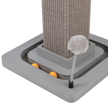 Grau Katze Kratzbaum mit einer strukturierten Säule, einem flauschigen Pom-Pom-Spielzeug an einem flexiblen Draht und orangefarbenen Bällen an der Basis.