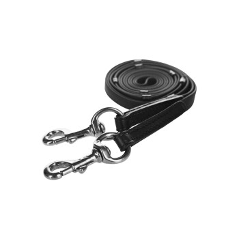 Schwarze Lederhundeleine mit zwei Metallclips, ordentlich auf einem weißen Hintergrund gewickelt.