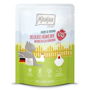 Verpackung für Mjamjam Haustierfutter mit 'Chicks & Friends' mit Hühnchen und Erdbeeren, enthält Text über Qualität und Zutaten.