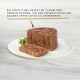 Ein Teller mit geschnittenem Lamm- und grünen Bohnen-Haustierfutter, mit einem Zweig grüner Bohnen und Text darüber, dass es ein Gourmet-Rezept für Katzen ist.
