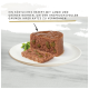 Ein Teller mit geschnittenem Lamm- und grünen Bohnen-Haustierfutter, mit einem Zweig grüner Bohnen und Text darüber, dass es ein Gourmet-Rezept für Katzen ist.