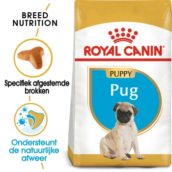 Royal Canin Puppy Pug hondenvoer zak met een afbeelding van een pug puppy, met tekst die de ras-specifieke voeding en immuunondersteuning benadrukt.