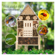 Ein hölzernes Insektenhotel in Form eines Hauses mit Fächern für Bienen, Marienkäfer, Schmetterlinge und Florfliegen. Text: "Wer zieht ein?"