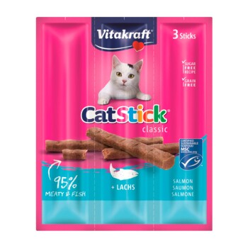 Vitakraft CatStick-verpakking toont een witte kat en drie vleessticks. Hoogtepunten: "95% Vlees & Vis," "Suikervrij," "Graanvrij," "Zalm."