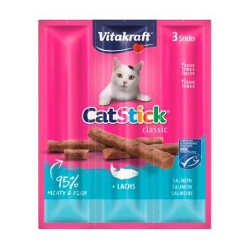 Vitakraft CatStick-verpakking toont een witte kat en drie vleessticks. Hoogtepunten: "95% Vlees & Vis," "Suikervrij," "Graanvrij," "Zalm."
