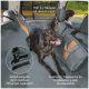 Ein schwarzer Hund sitzt auf einem grauen Autositzbezug für Haustiere mit einer Tragetasche in der Nähe. Deutscher Text erwähnt Sicherheits- und Praktikabilitätsmerkmale.