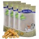 Vier Tüten Lyra Pet Nature Power Hundeleckerlis mit einem Haufen knochenförmiger Leckerlis davor, mit Bildern eines Hundes, einer Katze und eines Welpen.