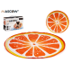 Runde Haustiermatte, die wie eine geschnittene Orange gestaltet ist, mit lebhaften orange- und gelbtönen, mit einer Box mit der Aufschrift "MASCOW" im Hintergrund.