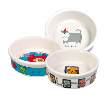 Drei bunte Keramik-Katzennäpfe: einer mit einer grauen Katze und "Katze Party," ein anderer mit Fischen und "Kätzchen," und ein dritter mit Cartoon-Katzenköpfen.