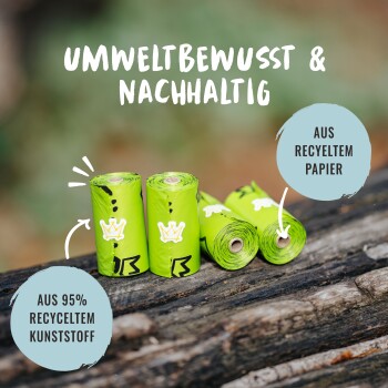 Grüne Haustierabfallbeutel auf einer Holzoberfläche, mit der Aufschrift "Umweltbewusst & Nachhaltig" und "Aus 95% recyceltem Kunststoff," die die Umweltfreundlichkeit hervorhebt.