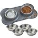 Eine graue Haustierfütterungsmatte in Form eines Knochens hält zwei Edelstahlschüsseln, eine gefüllt mit Trockenfutter für Haustiere, und drei zusätzliche Schüsseln daneben.