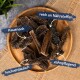 Kauende Haustiersnacks auf einem Holzbrett präsentiert, beschriftet mit den Texten: "Kausnack," "reich an Nährstoffen," "hochverdaulich," und "zahnpflegend."