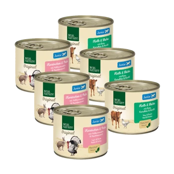 Sechs Dosen Haustierfutter mit der Aufschrift "Real Nature Original", mit Geschmacksrichtungen wie Kaninchen & Truthahn, Kalb & Huhn und Ente.