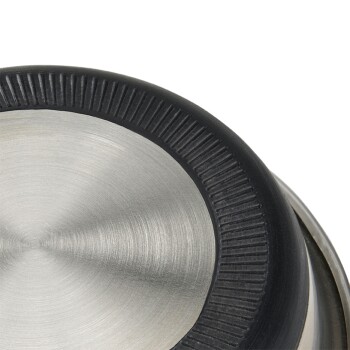 RVS huisdierenkom met een zwarte rubberen basis, met een gladde, glanzende binnenkant en een getextureerde rand.