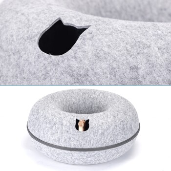 Grau gefilztes Haustierbett mit kreisförmigem Design und einer katzenförmigen Aussparung, mit einem kleinen Hund, der aus der Öffnung schaut.