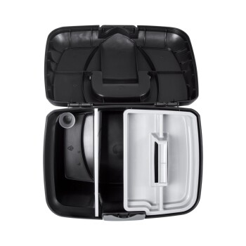 Schwarzer Futterbehälter für Haustiere mit einem abnehmbaren Trennstück und einem Griff, von oben betrachtet, Deckel offen.