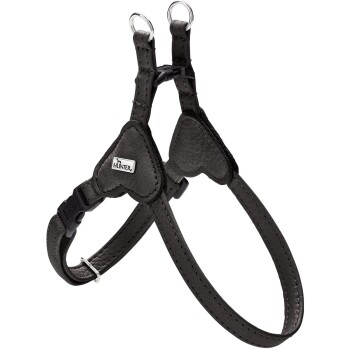 Schwarzes Lederhundegeschirr mit herzförmigen, gepolsterten Brustteilen, Metall-D-Ringen und Metallanhänger mit 'HUNTER'-Logo.
