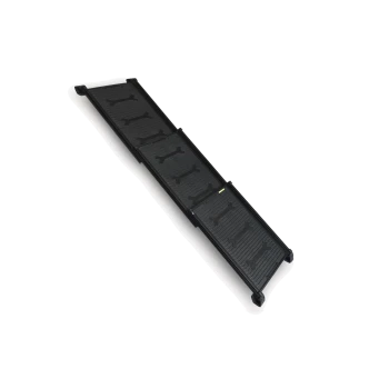 Rampe pliante noire pour animaux avec motifs de traction en forme d'os sur la surface.
