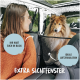 Ein Hund entspannt sich auf dem Rücksitz eines Autos hinter einer Netzbarriere, mit Merkmalen: "EXTRA SICHTFENSTER," "IDEALE LUFTZIRKULATION," "IHR HABT EUCH IM BLICK."