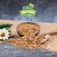 Eine Holzschüssel mit bunten Samen und Nüssen, die auf Jute verstreut sind, mit einer Schaufel in der Nähe und dem Logo "LYRA NATURE POWER" darüber.