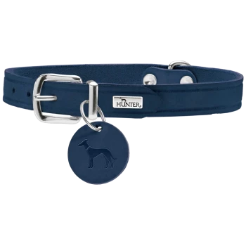 Navyblaues Lederhalsband für Hunde mit einer silbernen Schnalle und einem runden Anhänger mit einer geprägten Hundesilhouette, markiert mit "HUNTER."