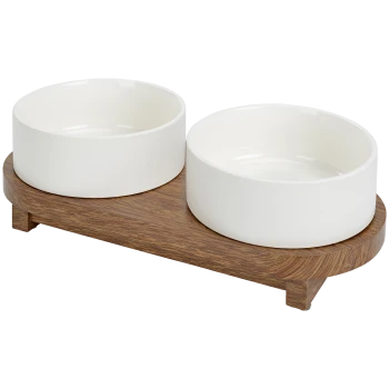 Weiße Keramik-Hundefutter- und Wasserschalen auf einem Holzständer, mit zwei runden Schalen und einer glatten Oberfläche.