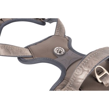 Grau-schwarzes gepolstertes Hundegeschirr mit einem Metall-D-Ring und einem Knopf mit Pfotenabdruck und dem Text „I AM LOCATED IN MY PAW.“