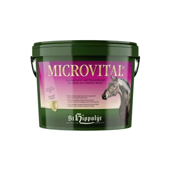 Grüner Eimer mit der Aufschrift "MICROVITAL" und einem Pferdebild, das ein Spurenelement- und Vitaminbooster für Pferde bewirbt.