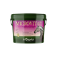 Grüner Eimer mit der Aufschrift "MICROVITAL" und einem Pferdebild, das ein Spurenelement- und Vitaminbooster für Pferde bewirbt.
