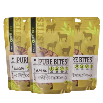 Drei Beutel von Favly Pure Bites Hundeleckerlis, beschriftet mit 'Lamm', mit Symbolen, die keine Zusatzstoffe, glutenfrei und eine weiche Konsistenz anzeigen.
