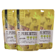 Drei Beutel von Favly Pure Bites Hundeleckerlis, beschriftet mit 'Lamm', mit Symbolen, die keine Zusatzstoffe, glutenfrei und eine weiche Konsistenz anzeigen.